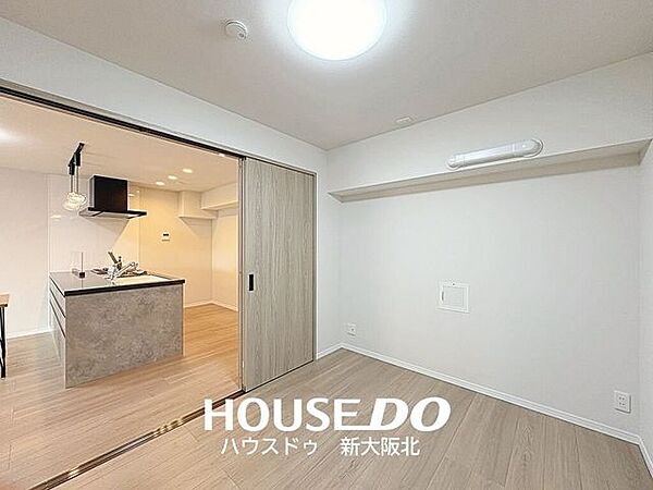 ■キッチン横、5．2帖の洋室です！■隣接するお部屋との間には段差がないため、つまずく心配がなくお子さまはもちろん、いくつになっても安心してお住まいいただけます！
