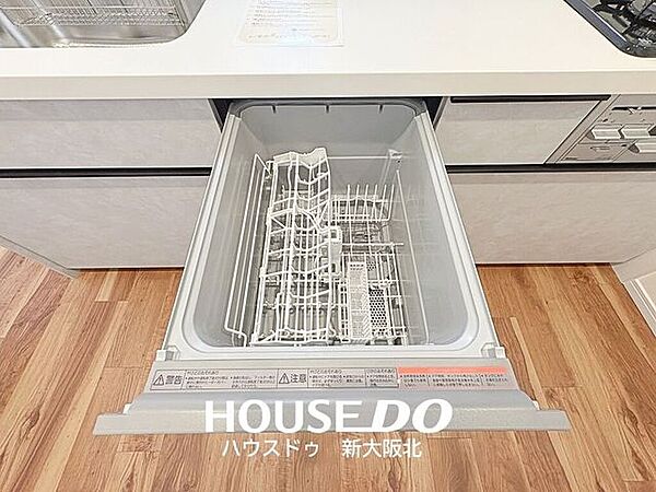 ■スライド式で食器の出し入れがしやすい食器洗浄乾燥機付き！■高温洗浄で水では落ちにくい頑固な油汚れもスッキリ！