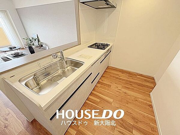 ■キッチンには奥行きがあり、お好みのカップボードなども自由に配置できますね！■カップボードを置くことで収納力もアップ！作業スペースも増えるため家事効率も良くなりますね♪