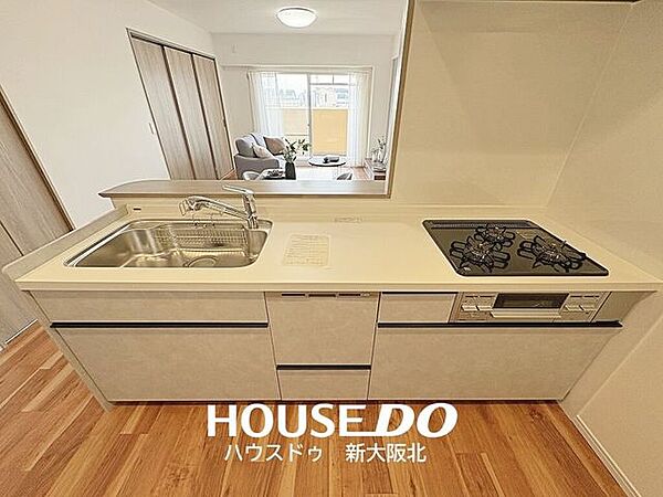 ■ご家族との会話が楽しめる対面式のシステムキッチン！■料理をしながらテレビを見たり、お子さまの様子を見守ることもできますよ！毎日のお料理が楽しくなりそうですね！