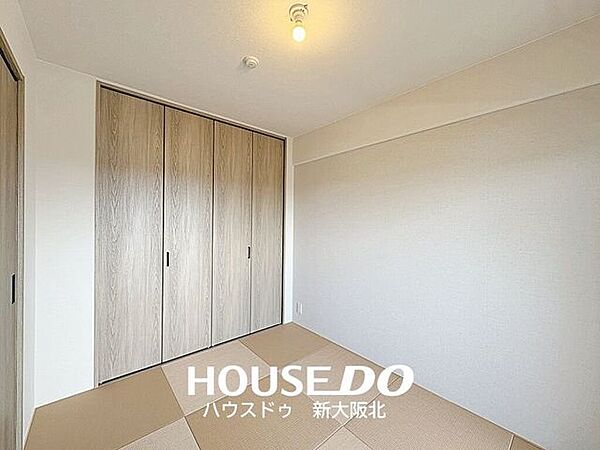 ■リビングとの間仕切りを閉めると独立した空間が生まれ、プライベートなお部屋に様変わり！日中は客間やキッズスペース、夜は布団を敷いて寝室として等柔軟な使い方もできますね♪