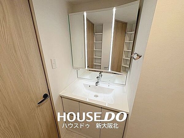■嬉しい三面鏡の洗面台！■三面鏡は鏡の角度を変えることで様々な角度からメイクやヘアスタイルを確認することができるので、整容もはかどります！