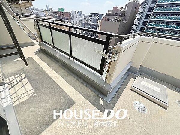 ■角住居のため3面のバルコニー！■バルコニーが広いのでガーデニングなどもできます！■テーブルやイスを置けばくつろげる空間にもなりそうですね！