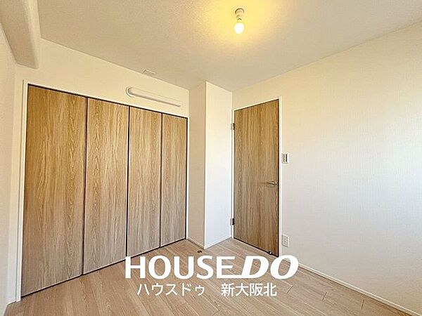 ■玄関入って左側のサービスルームです！大容量のクローゼット付き♪■お洋服はもちろん、小物や季節家電も収納できてお部屋がスッキリと片付きます！