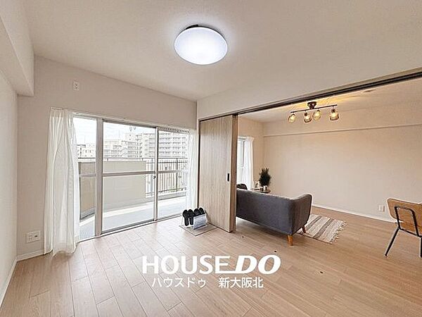 ■リビングに隣接した6帖洋室■ドアの境目に段差がないので、つまづく心配もありません！■お子さまはもちろん、いくつになっても安全にお住いいただけます！