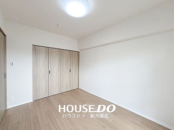 ■リビングに隣接した6帖洋室■白い壁とナチュラルな木目の床・建具の組み合わせがシンプルで落ち着いた雰囲気の室内です！