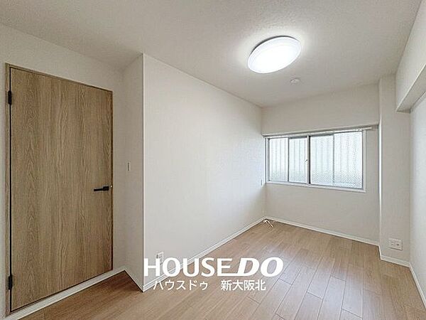 ■玄関横6帖洋室■こちらのお部屋はリビングを通らずに入室できるため独立性が高く、プライベートを大切にするご家族にもオススメです◎