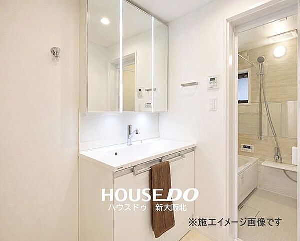 ■嬉しい三面鏡の洗面台！■三面鏡は鏡の角度を変えることで様々な角度からメイクやヘアスタイルを確認することができるので、整容もはかどります！