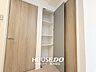 収納：■リビングの収納には毎日使う掃除道具などを収納していただけます◎■可動棚になっていますのでお好みのレイアウトに変更してご使用ください♪