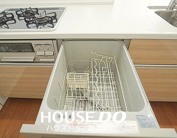 ■スライド式で食器の出し入れがしやすい食器洗浄乾燥機付き！■高温洗浄で水では落ちにくい頑固な油汚れもスッキリ！