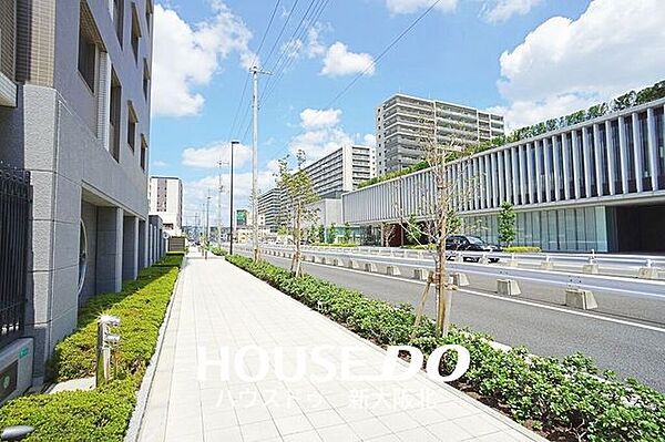 ■広々とした道路に面したマンションで、車の出し入れも安心ですね！
