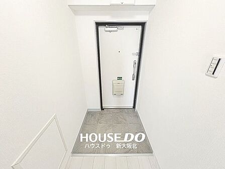 ■白を基調とした、明るく清潔感のある玄関。■落ち着いた色合いのタイルが上品な雰囲気を演出し、気持ちよくお出迎えしてくれます♪