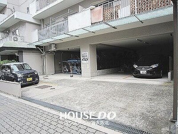 ■屋根付きの駐車場で直射日光・雨風を遮り車も傷みません！雨の日も濡れることなく車に乗れます！
