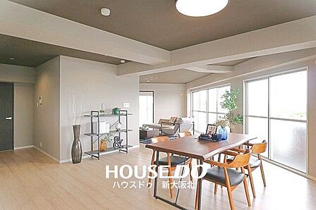 ■LDKの広さは35.7帖!!ダイニングテーブルやソファなどの家具を置いても十分な広さがあります!■家族みんながゆったりくつろげる空間になりそうですね!