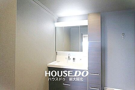 ■ゆとりある洗面台で毎朝の身支度もスムーズに!■もちろん、鏡裏にもたっぷりの収納スペースがあるので、いつもスッキリと保てますね!