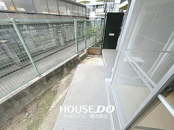 ■バルコニーと専用庭部分です！バルコニーとの間に塀がないため、縁側のような使い方もできそうですね！■フェンス部分を勝手口のように使用することもできそうです！