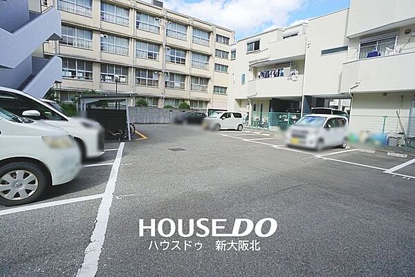 ■平面駐車場は高さ制限に悩む心配もないく、機械式のように出庫までの時間もかからない為とても便利ですよ！■駐車場の空き状況は常に変動していますので最新の空き状況をお調べいたします！