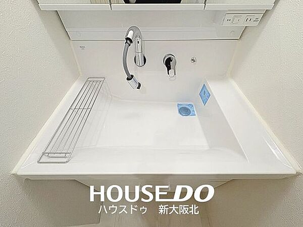 ■デザイン性の高い洗面化粧台は人気の壁付け水栓が採用されています！■壁付け水栓はスタイリッシュなだけでなく、水垢がたまりにくいため日常のお手入れが格段に楽になりますよ♪