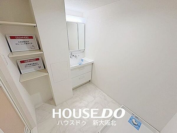 ■ゆとりある洗面台で毎朝の身支度もスムーズに！■洗面所横の収納スペースはもちろんん、鏡裏や洗濯機上とたっぷりの収納スペースがあるので、いつもスッキリと保てますね！