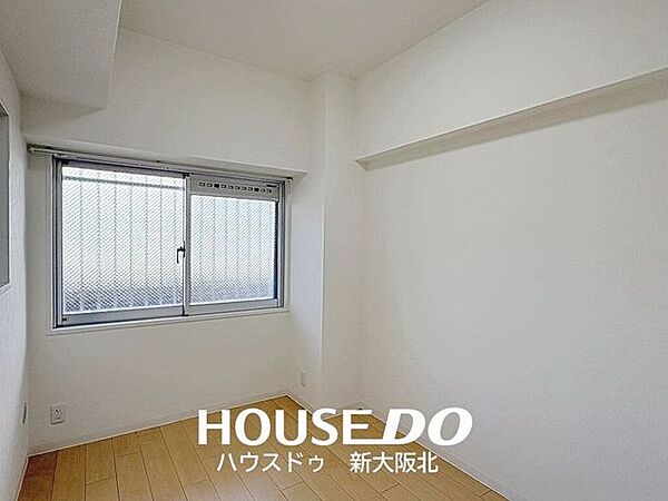 ■玄関横約4．2帖の洋室です！■北側のお部屋は夏場でも比較的過ごしやすいお部屋の為、寝室や子供部屋、趣味部屋等ライフスタイルに合わせて幅広くお使いいただけます！すよ！