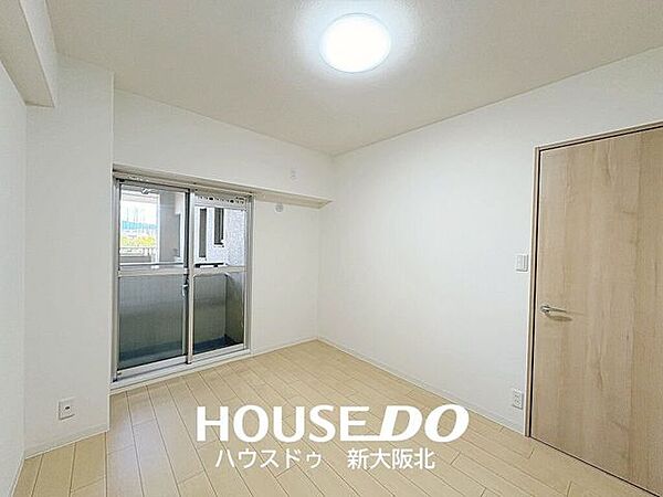 ■キッチン横約6帖の洋室です！■吹抜けがあるため、全部屋に窓が付いており、マンションならではの閉塞感を感じないのも嬉しいポイントです！