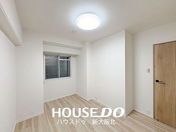 ■玄関横約5．3帖洋室です！■北側のお部屋は夏場でも比較的過ごしやすいお部屋の為、寝室や子供部屋、趣味部屋等ライフスタイルに合わせて幅広くお使いいただけます！
