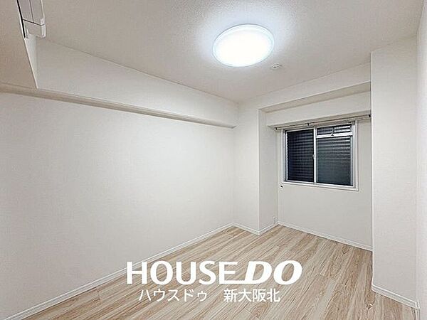 ■玄関の洋室は約6．2帖の広さがあるため、寝室にオススメです！■ダブルベッドを置いても十分な広さがあります！寝室にもおススメのお部屋です♪