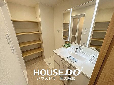 ■嬉しい三面鏡の洗面台!三面鏡は鏡の角度を変えることで様々な角度からメイクやヘアスタイルを確認することができるので、整容もはかどります!■洗面スペースに大容量「の可動棚があるのも嬉しいですね!