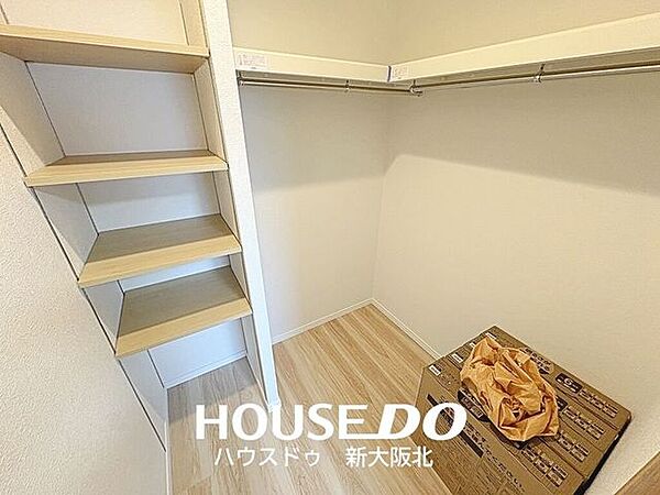 ■全居室収納付き！■奥行きのあるウォークインクローゼットは、洋服以外にもゴルフバックやスーツケースなどもすっきり収納できます！