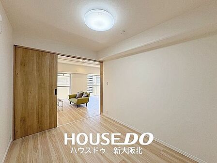 ■リビング横約5帖jの洋室です!■リビングに面したお部屋は、ご家族のライフスタイルに合わせて広々としたリビングとして使用したり、個室として利用するなど、使い分けることができます!