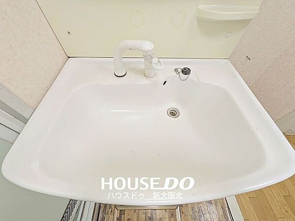 ■シャワー付き洗面台です！朝の寝ぐせ直しや掃除などに役立つ便利なアイテムです♪