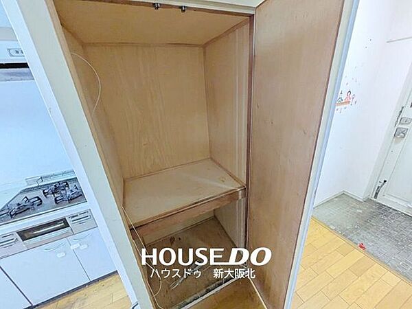 ■リビングにも嬉しい収納付き！■毎日使う掃除道具などを収納しておくのに役立ちますね！
