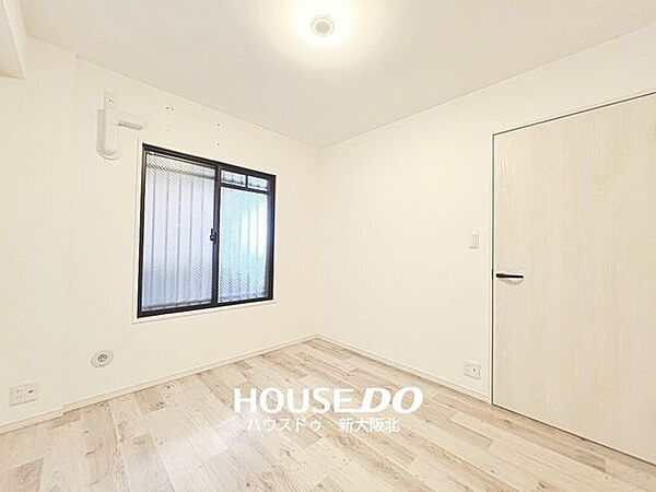 ■玄関から入って右手のお部屋です！■フローリングは、飲み物などをこぼしてもサッとひと吹きで汚れがとれるのでお掃除が楽々です！■小さなお子さまのいるご家庭でも安心ですね！