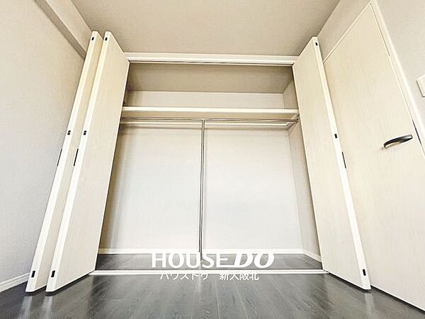 ■大容量のクローゼットつき！■オールシーズンの衣服が一か所に収納できるため、衣替えの必要がありません！