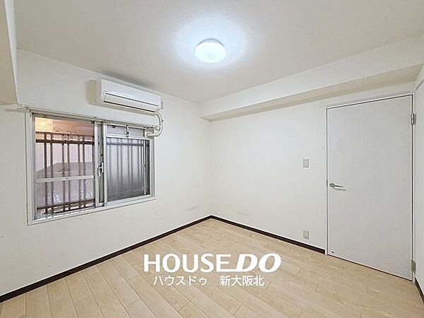 ■白い壁とナチュラルな木目調の床の組み合わせがシンプルで落ち着いた雰囲気の室内です！■お部屋のコーディネートもしやすいですよ！