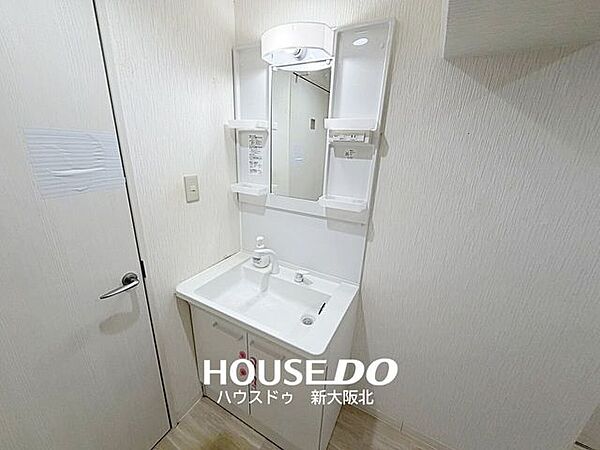 ■鏡の両側にたくさんの収納棚がついた洗面台！■欲しいものをサッと取り出せるので、忙しい朝の身支度もはかどりそうですね！