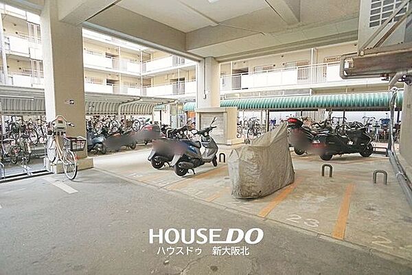 ■バイク置場・駐輪場も広々としております！■屋根がついているので、雨の日でも安心です！