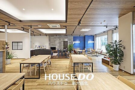 ■弊社は三国駅の目の前にある大型店舗です!■広々とした、カフェのような店舗です◎■阪急三国駅前、ハウスドゥの青い看板を目印にお越しください♪