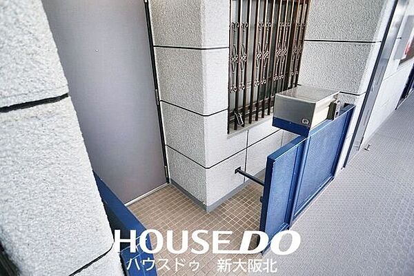■玄関前にはポーチがあるので趣味のアウトドア用品などを置くのに役立つスペースです♪