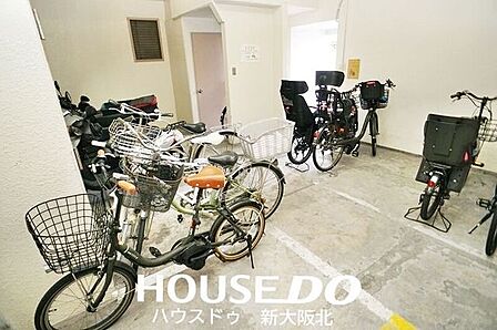 ■自転車とバイク置場には屋根があるので雨の日でも濡れずに室内へ移動できます！