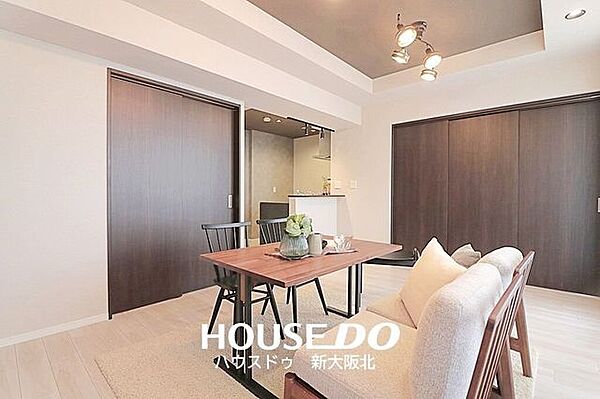 ■天井にアクセントクロスを使用したオシャレなリビングです！■アクセントクロスはオシャレなだけではなく、空間に奥行きをもたせ、お部屋をより広く見せる効果があります！
