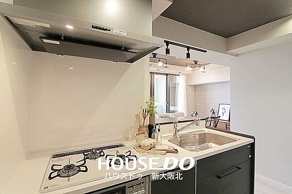 ■忙しい方にも嬉しい食器洗浄乾燥機付き対面式キッチンです！■食後のめんどうなお皿洗いは任せて、ご家族と一緒にくつろいじゃいましょう！■実は手洗いに比べて水の節約にもなるんですよ！