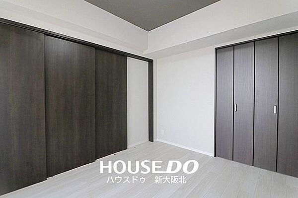 ■バルコニーに面した6帖洋室■白い壁とダークブラウンの建具の組み合わせがシックで、おしゃれな室内です！