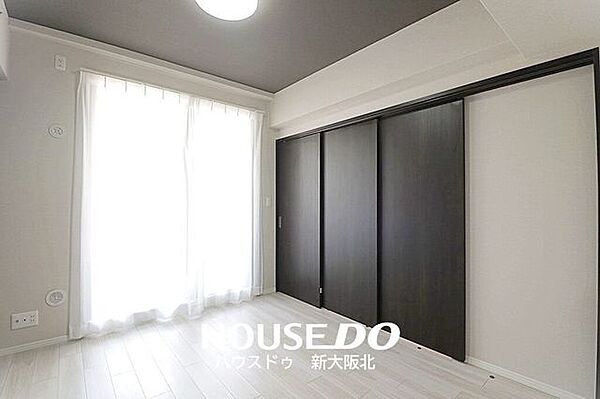 ■バルコニーに面した6帖洋室■引き戸はドアに比べてデッドスペースができにくく、空間を無駄なく使うことができます！■家具のレイアウトもしやすいですよ！
