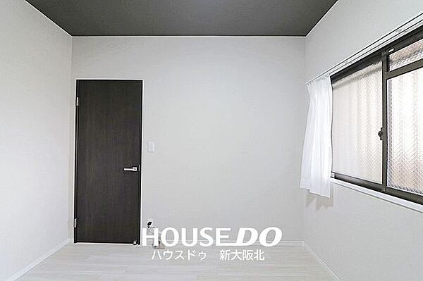 ■5．3帖洋室■こちらはリビングを通らずに入室できる独立性の高いお部屋です！■書斎や趣味のスペースとしてもお使いいただけますよ！