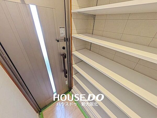 ■いつの間にか増えてしまうご家族の靴もたっぷり収納していただける玄関収納スペースです！■段の高さ調節ができるのでヒールや高さのある靴も収納可能です！