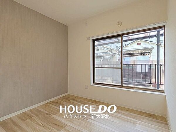 ■フローリングは、飲み物などをこぼしてもサッとひと吹きで汚れがとれるのでお掃除が楽々です！■ペットや小さなお子さまのいるご家庭でも安心ですね！