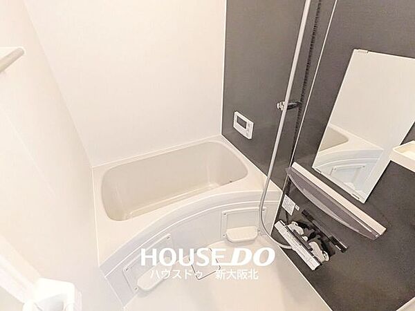 ■壁の一部がアクセントパネルになっており、おしゃれな空間を演出しています！■キレイなお風呂でゆっくりとおくつろぎください♪