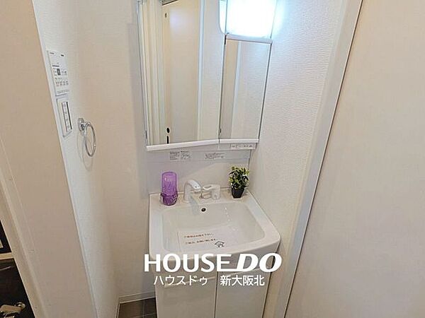 ■二面鏡は鏡の角度を変えることで様々な角度からメイクやヘアスタイルを確認することができるので、整容もはかどります！■もちろん、鏡裏にもたっぷりの収納スペースがあるので、いつもスッキリと保てますね！