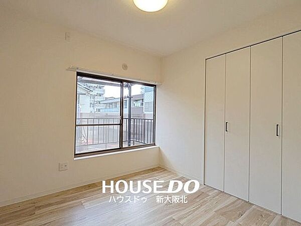 ■クローゼット付きのお部屋です♪■お洋服はもちろん、小物や季節家電も収納できてお部屋がスッキリと片付きます！■造り付けのクローゼットは地震の揺れで倒れる心配がなく、防災面でも安心です！